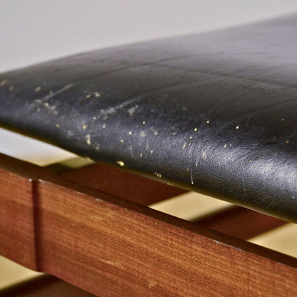 Sedia Con Braccioli In Legno E Pelle Tesa In Stile Mid Century Anni 70