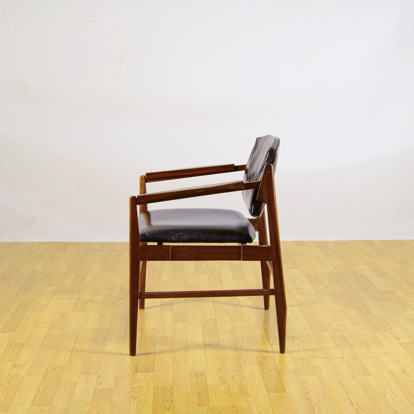 Sedia Con Braccioli In Legno E Pelle Tesa In Stile Mid Century Anni 70