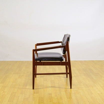 Sedia Con Braccioli In Legno E Pelle Tesa In Stile Mid Century Anni 70