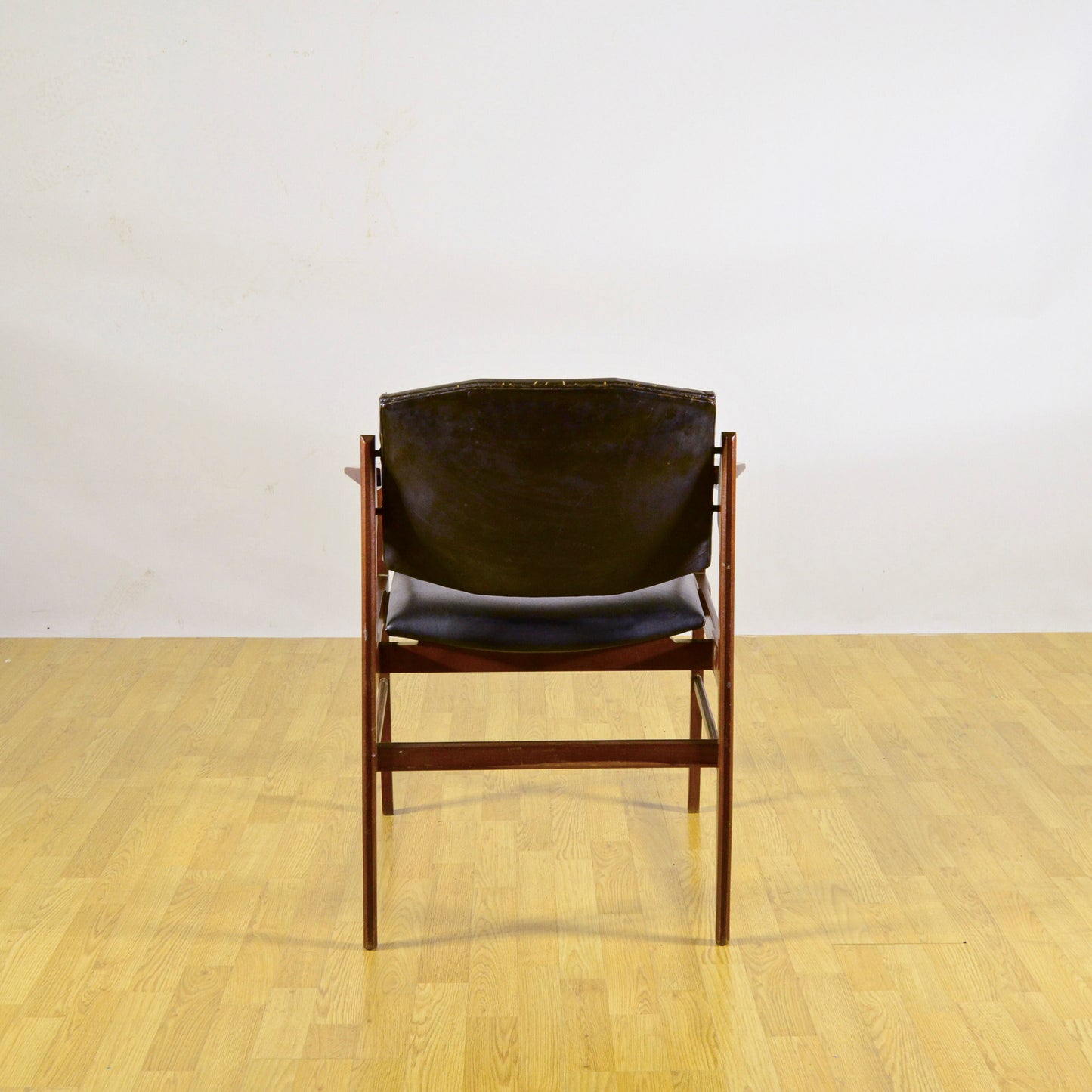 Sedia Con Braccioli In Legno E Pelle Tesa In Stile Mid Century Anni 70