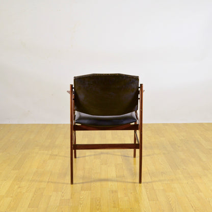 Sedia Con Braccioli In Legno E Pelle Tesa In Stile Mid Century Anni 70