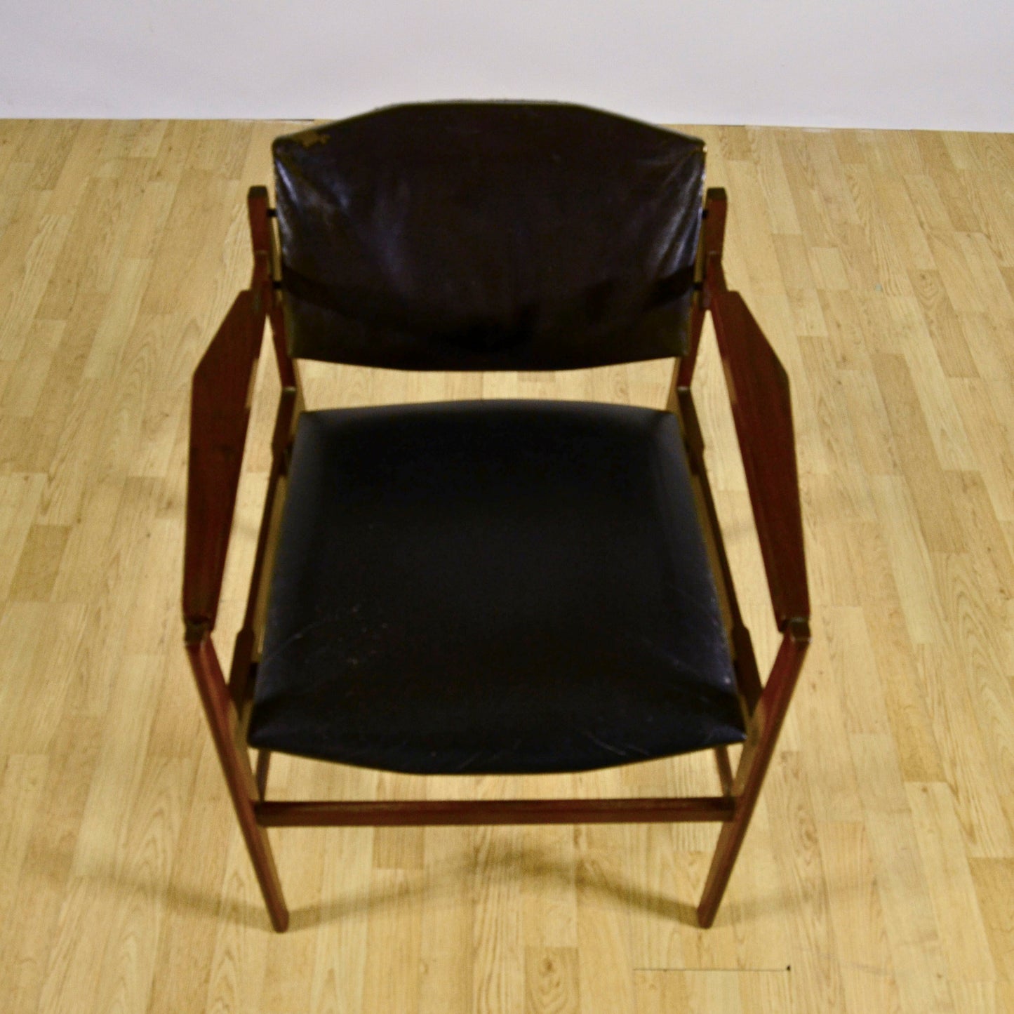 Sedia Con Braccioli In Legno E Pelle Tesa In Stile Mid Century Anni 70