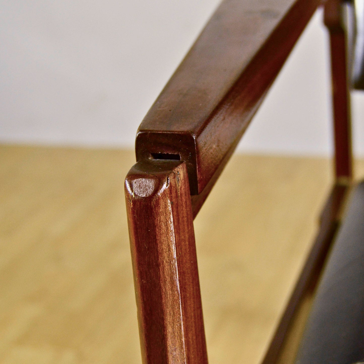Sedia Con Braccioli In Legno E Pelle Tesa In Stile Mid Century Anni 70