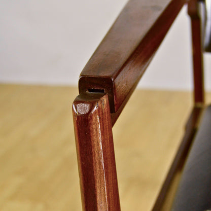 Sedia Con Braccioli In Legno E Pelle Tesa In Stile Mid Century Anni 70