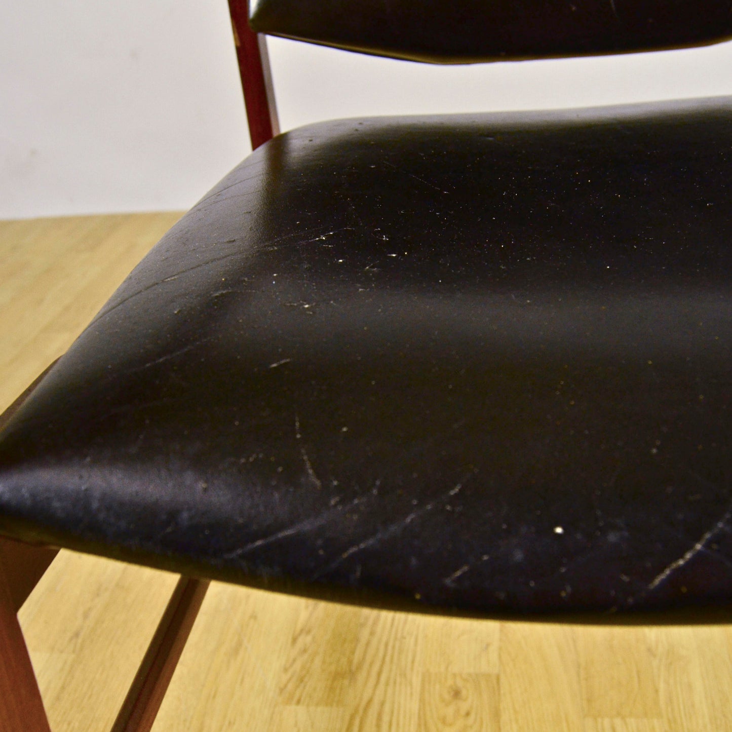 Sedia Con Braccioli In Legno E Pelle Tesa In Stile Mid Century Anni 70