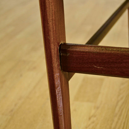 Sedia Con Braccioli In Legno E Pelle Tesa In Stile Mid Century Anni 70