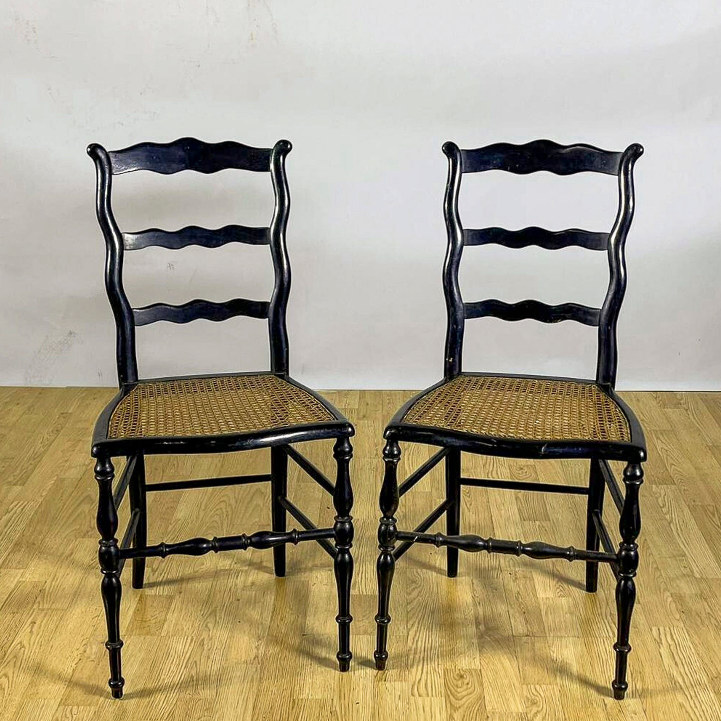 Coppia Di Sedie Rustiche Ladder-Back