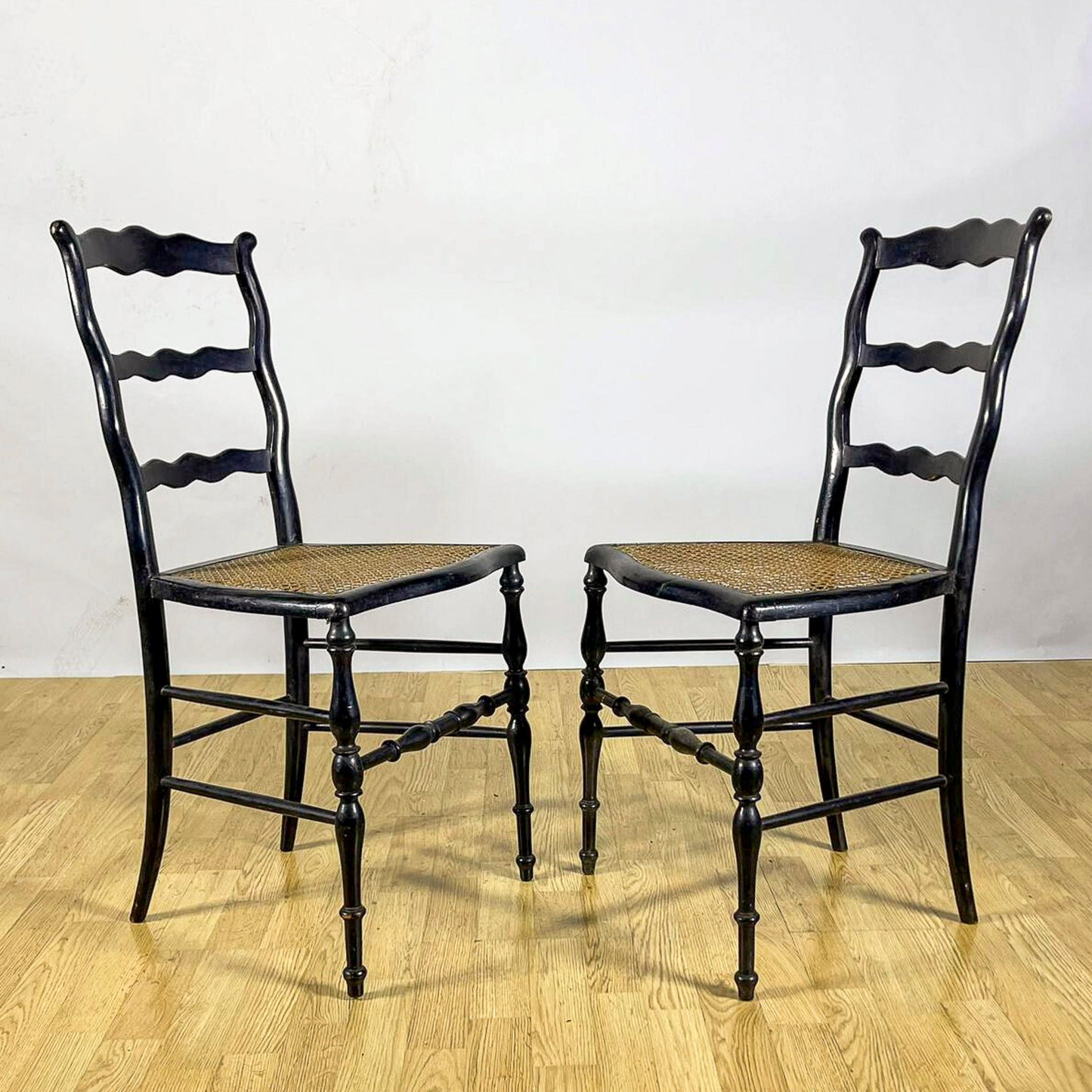 Coppia Di Sedie Rustiche Ladder-Back