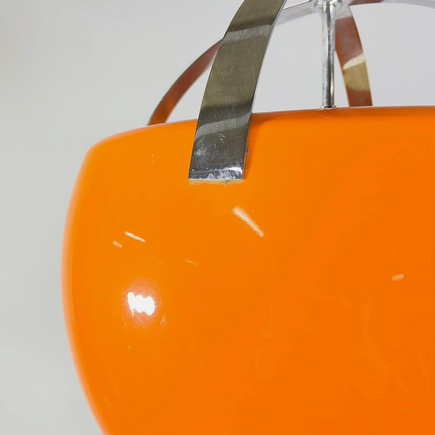 Lampadario Sferico In Stile Space Age Arangione E Dettagli Cromati