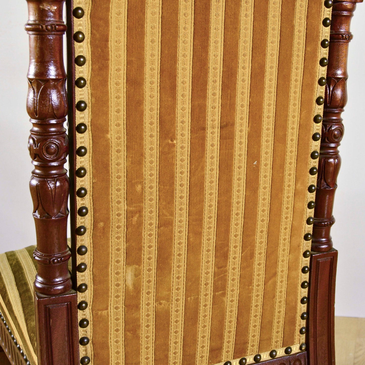 Coppia Eleganti Sedie In Legno Di Noce Finemente Intagliato E Rivestite In Velluto Rigato Verde Oliva Metà 800