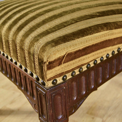 Coppia Eleganti Sedie In Legno Di Noce Finemente Intagliato E Rivestite In Velluto Rigato Verde Oliva Metà 800
