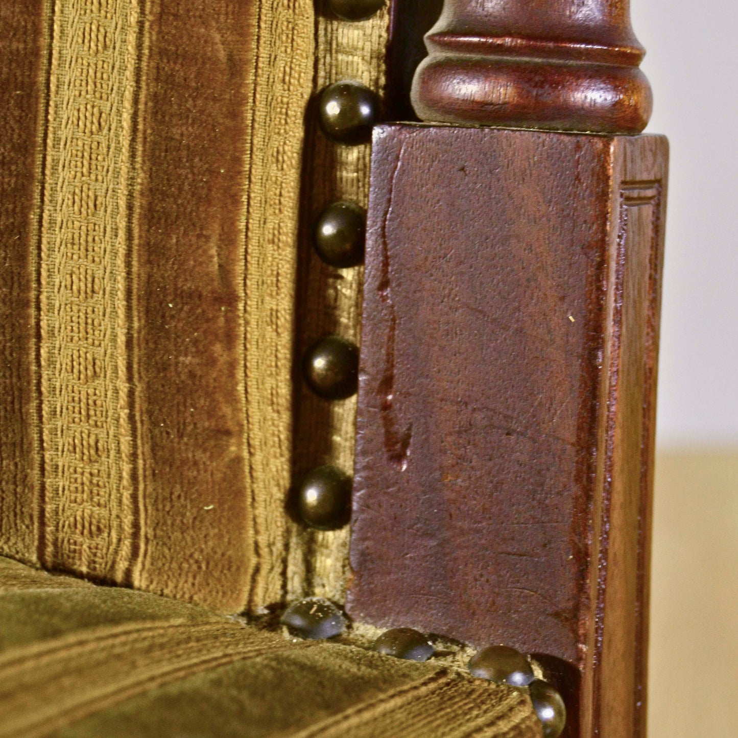 Coppia Eleganti Sedie In Legno Di Noce Finemente Intagliato E Rivestite In Velluto Rigato Verde Oliva Metà 800