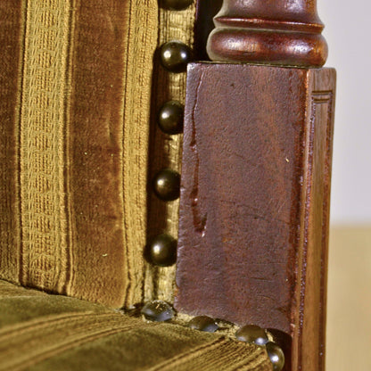 Coppia Eleganti Sedie In Legno Di Noce Finemente Intagliato E Rivestite In Velluto Rigato Verde Oliva Metà 800