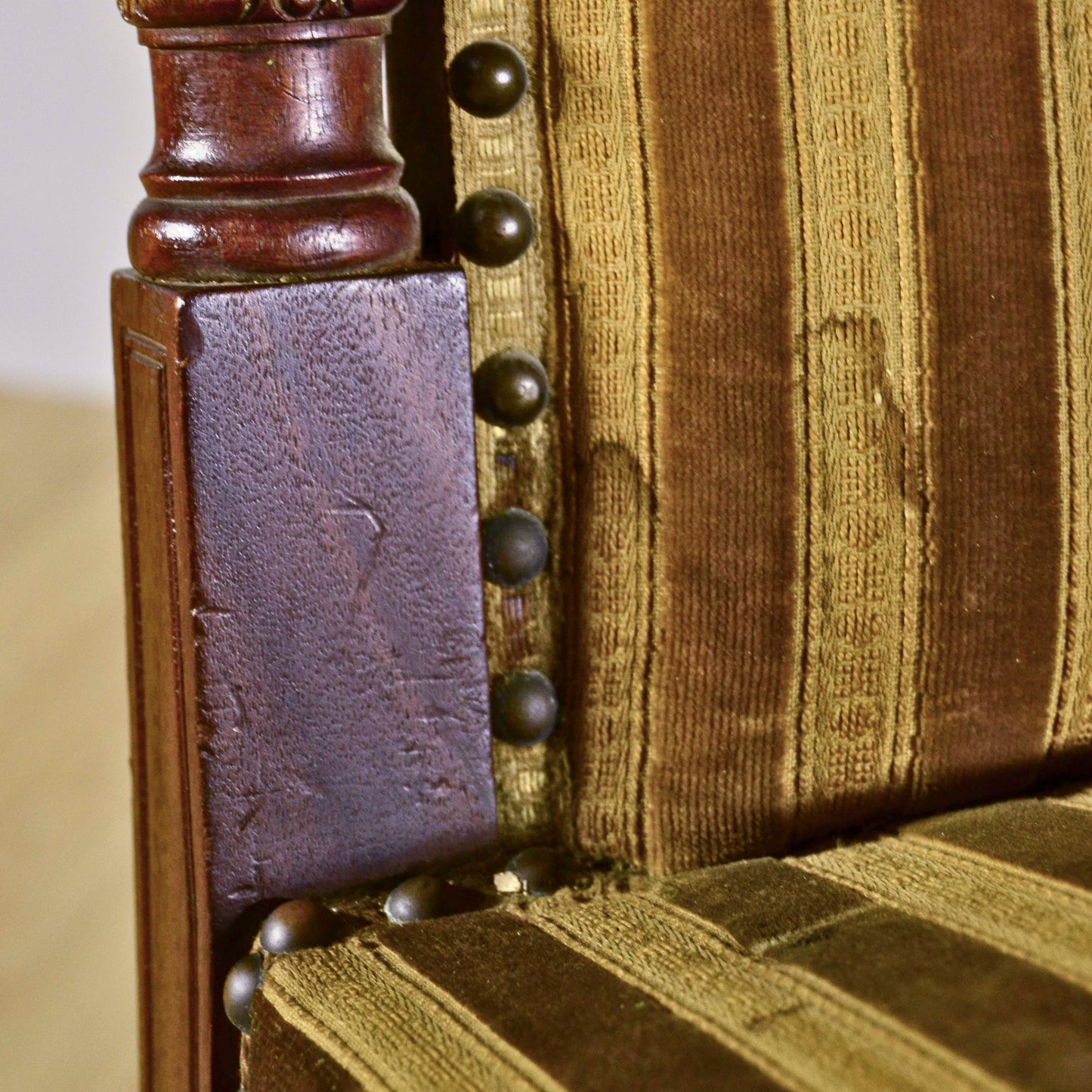 Coppia Eleganti Sedie In Legno Di Noce Finemente Intagliato E Rivestite In Velluto Rigato Verde Oliva Metà 800