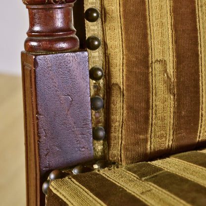 Coppia Eleganti Sedie In Legno Di Noce Finemente Intagliato E Rivestite In Velluto Rigato Verde Oliva Metà 800