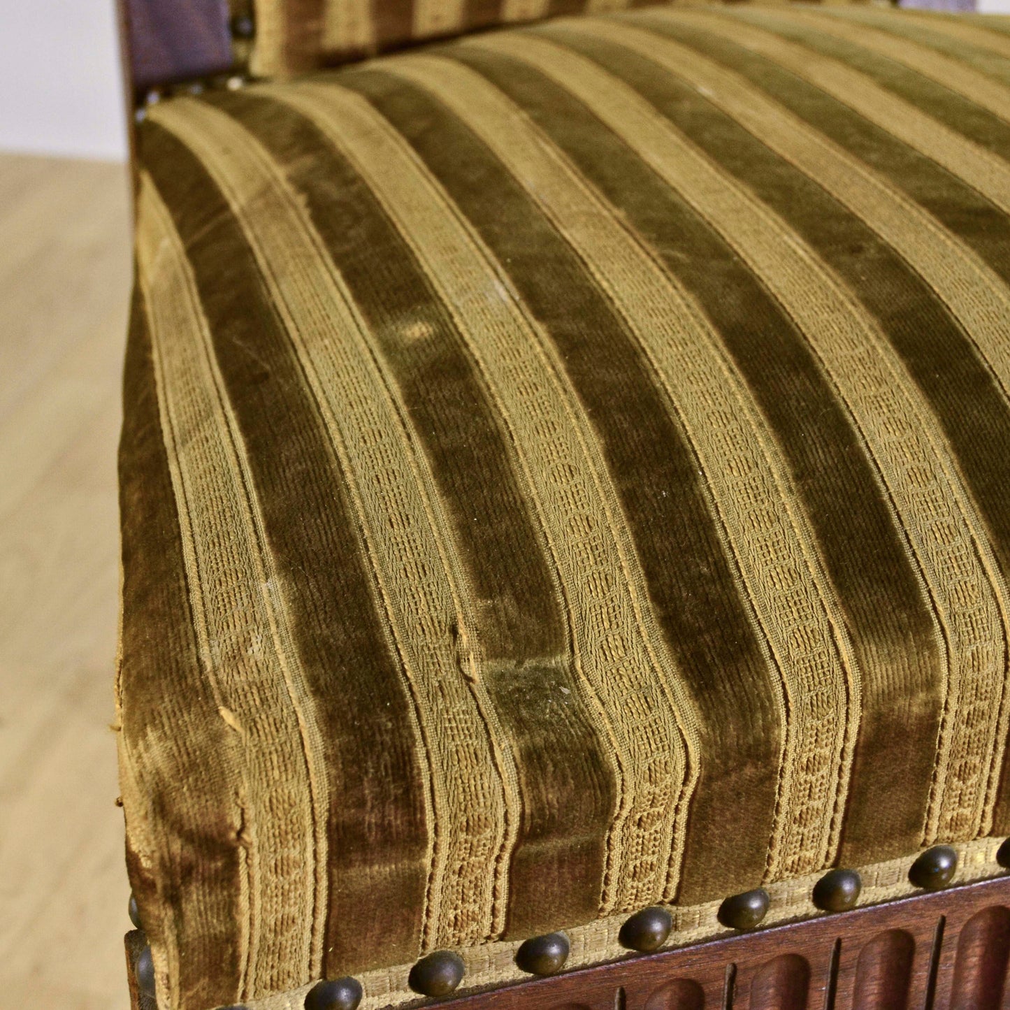 Coppia Eleganti Sedie In Legno Di Noce Finemente Intagliato E Rivestite In Velluto Rigato Verde Oliva Metà 800