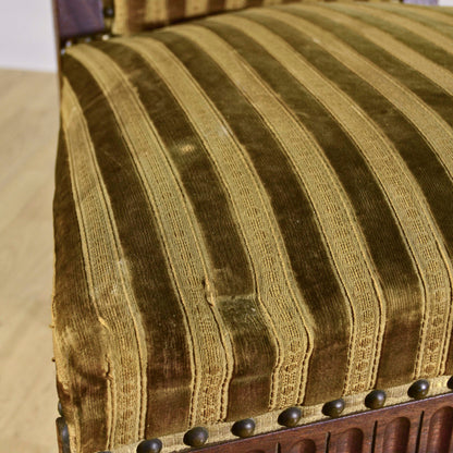 Coppia Eleganti Sedie In Legno Di Noce Finemente Intagliato E Rivestite In Velluto Rigato Verde Oliva Metà 800