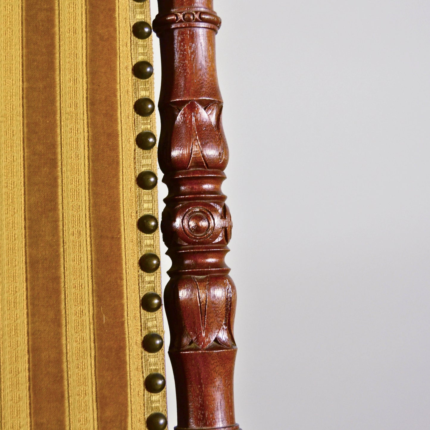Coppia Eleganti Sedie In Legno Di Noce Finemente Intagliato E Rivestite In Velluto Rigato Verde Oliva Metà 800