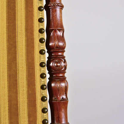 Coppia Eleganti Sedie In Legno Di Noce Finemente Intagliato E Rivestite In Velluto Rigato Verde Oliva Metà 800