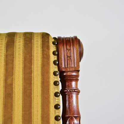 Coppia Eleganti Sedie In Legno Di Noce Finemente Intagliato E Rivestite In Velluto Rigato Verde Oliva Metà 800