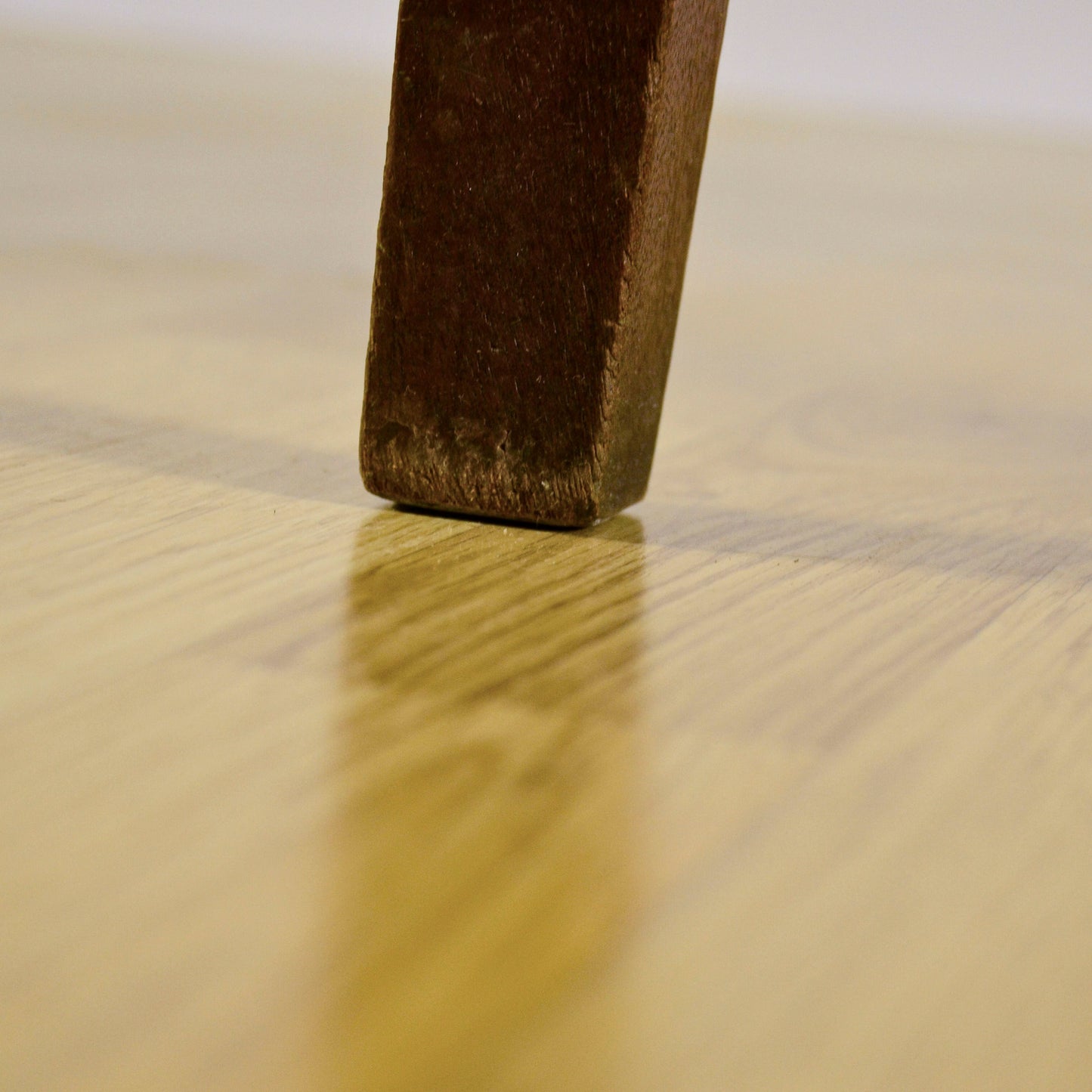 Coppia Eleganti Sedie In Legno Di Noce Finemente Intagliato E Rivestite In Velluto Rigato Verde Oliva Metà 800