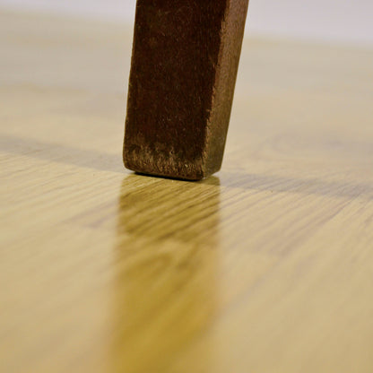 Coppia Eleganti Sedie In Legno Di Noce Finemente Intagliato E Rivestite In Velluto Rigato Verde Oliva Metà 800