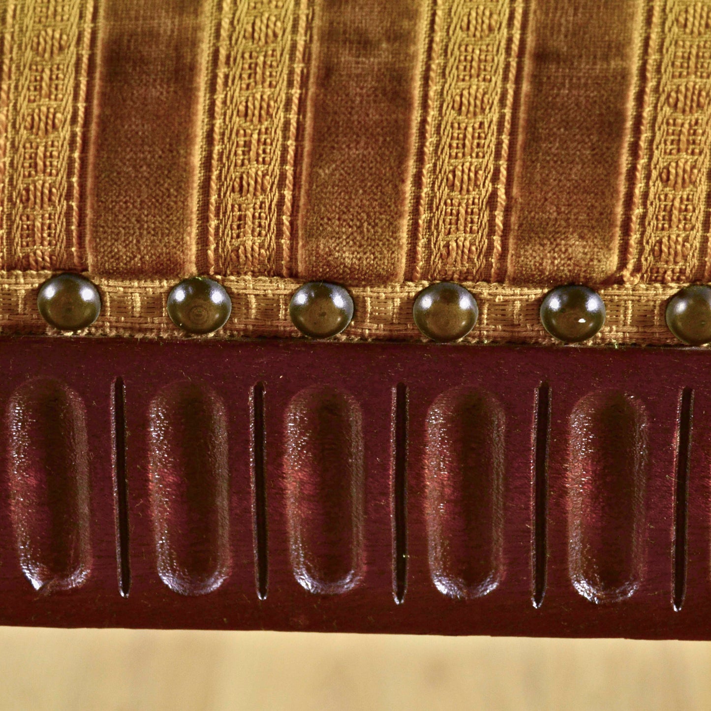 Coppia Eleganti Sedie In Legno Di Noce Finemente Intagliato E Rivestite In Velluto Rigato Verde Oliva Metà 800
