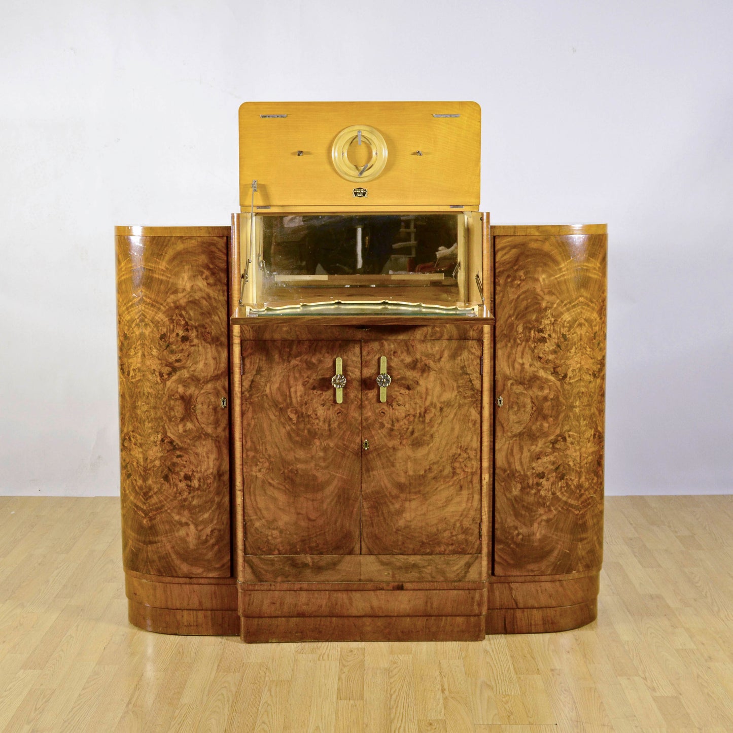 Mobile Bar Art Deco' In Radica Di Noce Pregiata Due Ante Laterali Una Grande Gentrale Inferiore E Una Superiore Anni 30