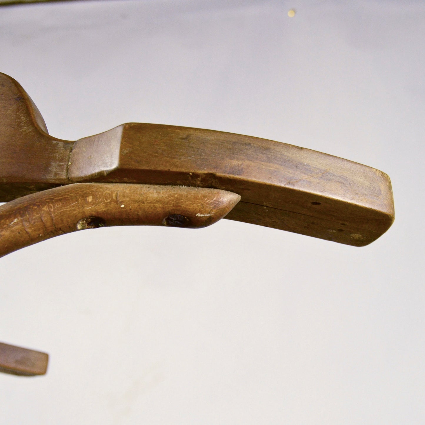 Antica Sedia Da Barbiere Girevole In Legno Di Faggio Curvato E Regolabile In Altezza Anni 20