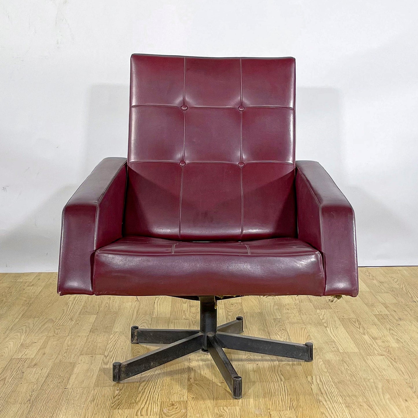 Poltrona Lounge Girevole in similpelle rockabilly bordeaux anni 50