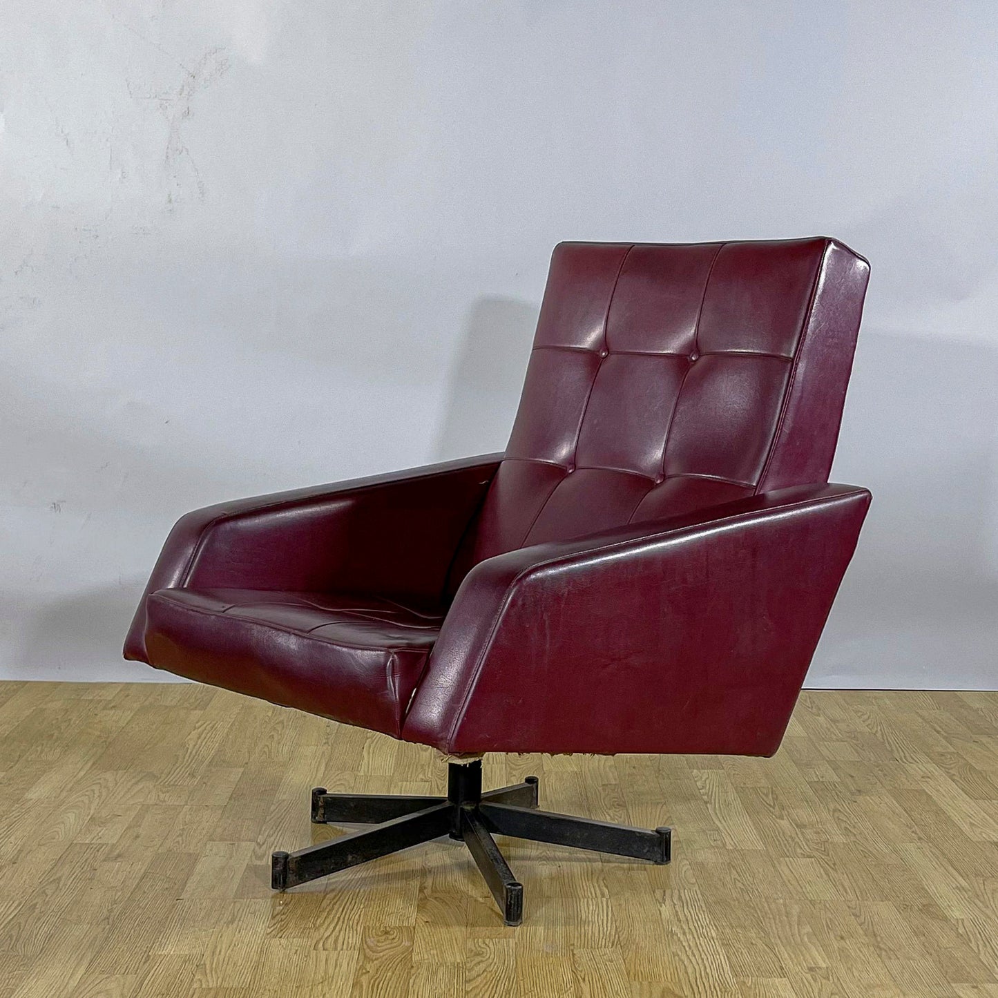 Poltrona Lounge Girevole in similpelle rockabilly bordeaux anni 50