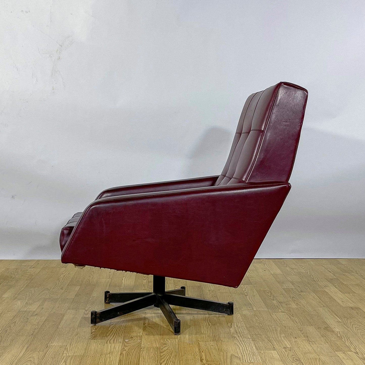 Poltrona Lounge Girevole in similpelle rockabilly bordeaux anni 50