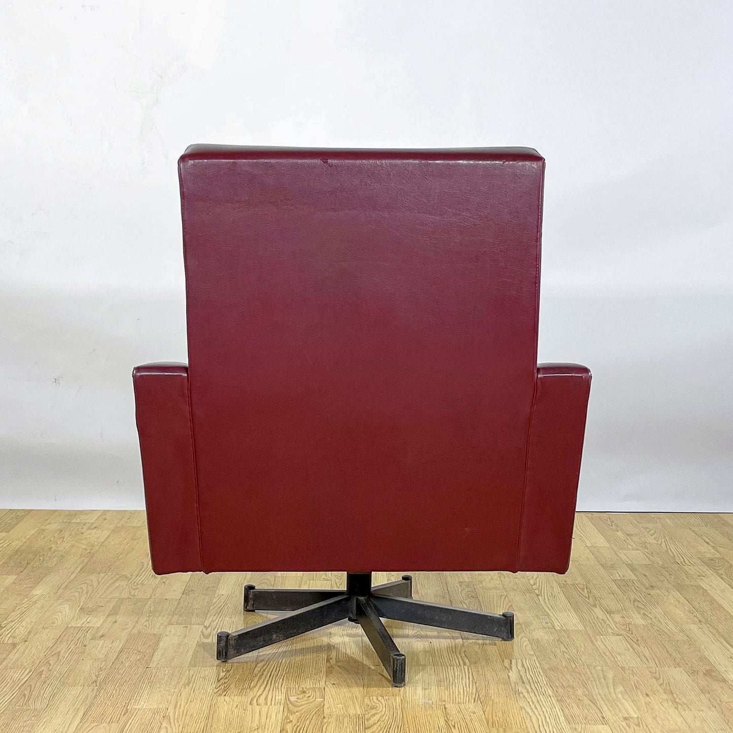 Poltrona Lounge Girevole in similpelle rockabilly bordeaux anni 50