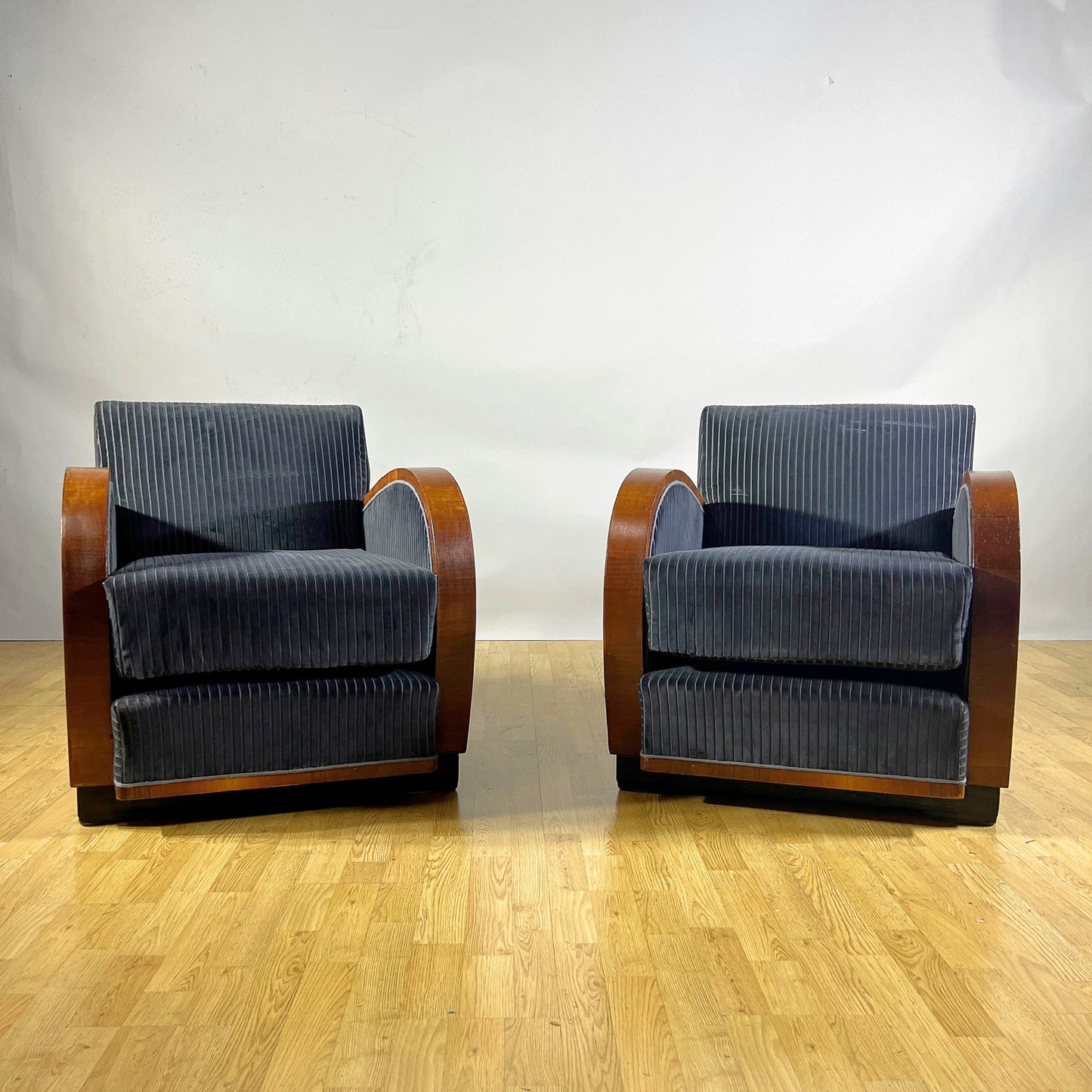 Coppia Poltrone Art Deco in Radica di Noce e velluto rigato Blu Navy anni 30