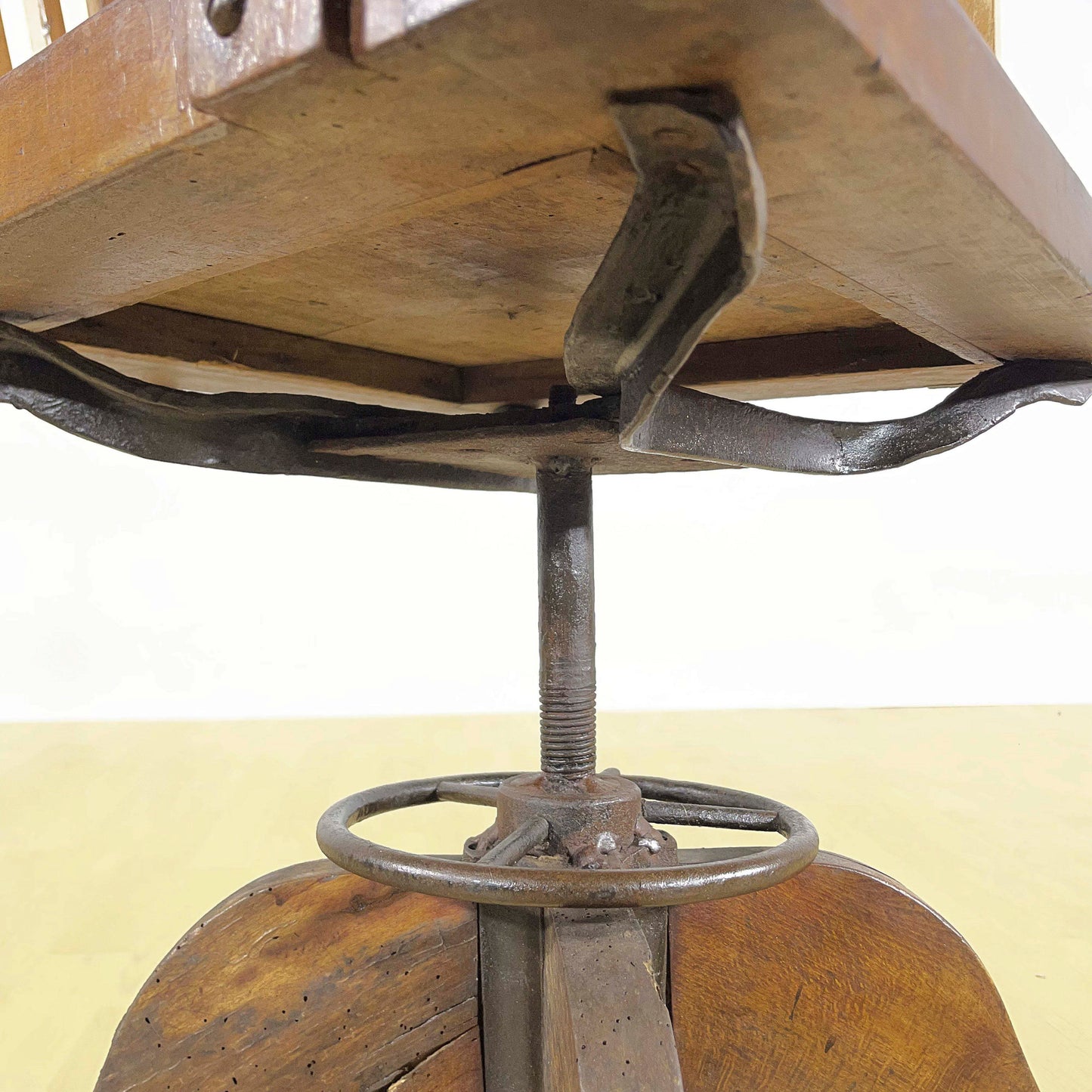 Sedia girevole da barbiere in legno di noce con poggiatesta regolabile anni 30