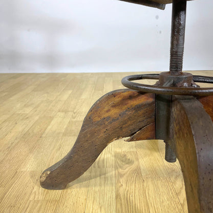 Sedia girevole da barbiere in legno di noce con poggiatesta regolabile anni 30