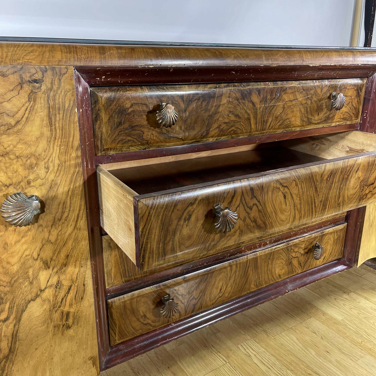 Credenza in stile Art Deco realizzata in radica di noce Lupparelli Cicli Foligno anni 30