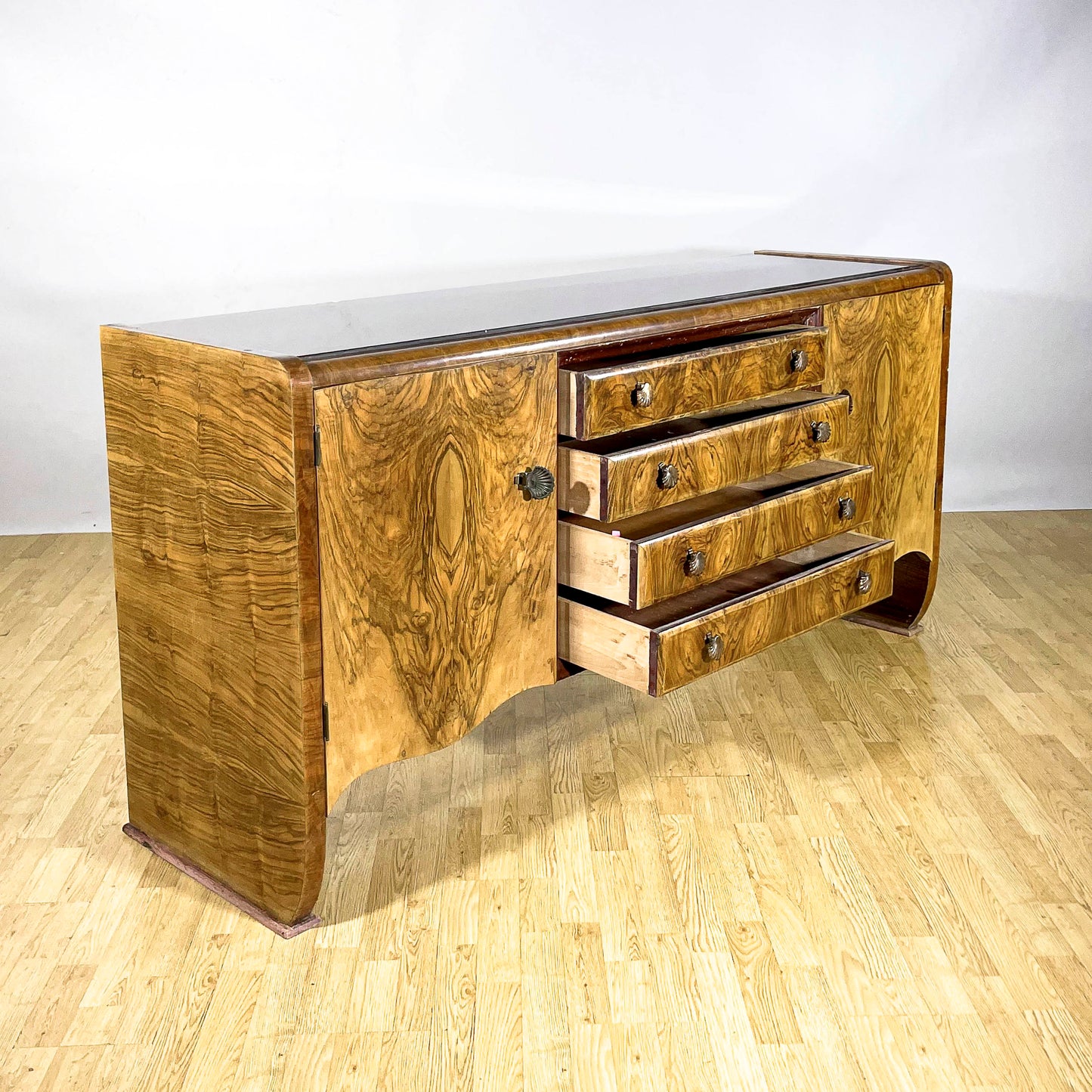 Credenza in stile Art Deco realizzata in radica di noce Lupparelli Cicli Foligno anni 30