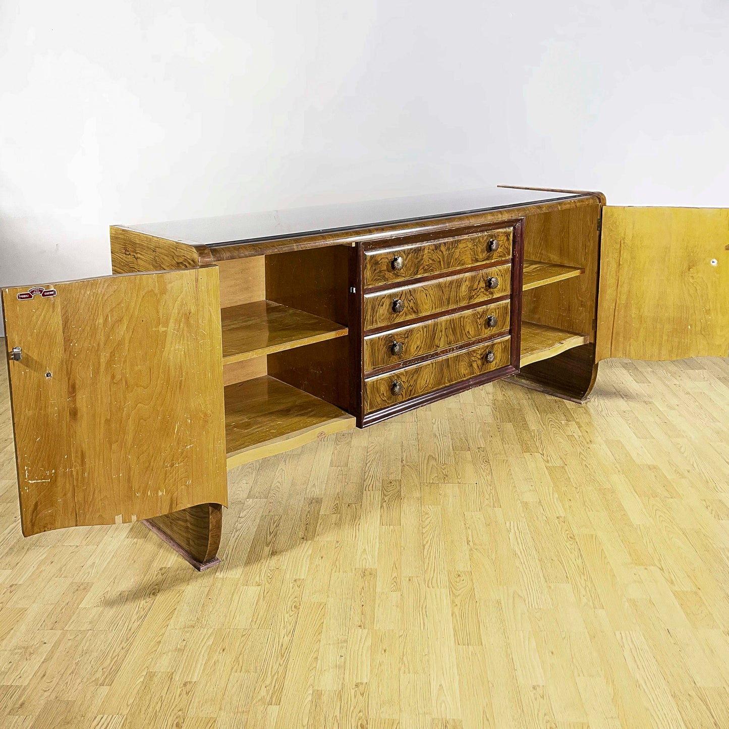 Credenza in stile Art Deco realizzata in radica di noce Lupparelli Cicli Foligno anni 30