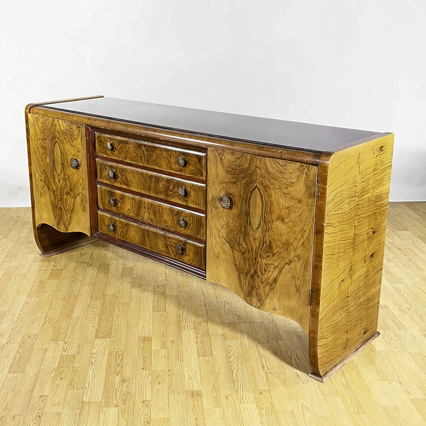 Credenza in stile Art Deco realizzata in radica di noce Lupparelli Cicli Foligno anni 30