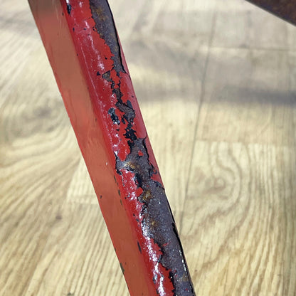 Sgabello girevole in stile Industrial in metallo verniciato rosso e seduta in massello anni 50
