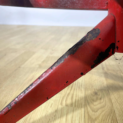 Sgabello girevole in stile Industrial in metallo verniciato rosso e seduta in massello anni 50