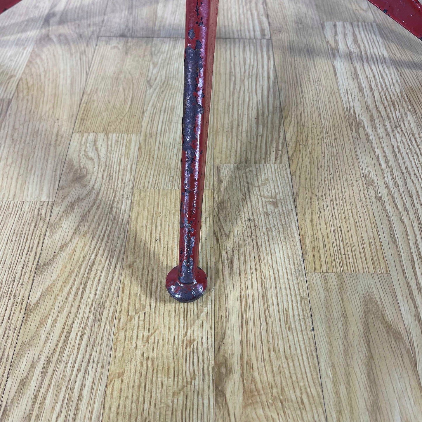 Sgabello girevole in stile Industrial in metallo verniciato rosso e seduta in massello anni 50