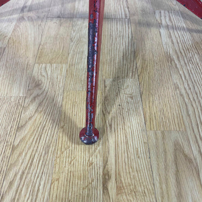 Sgabello girevole in stile Industrial in metallo verniciato rosso e seduta in massello anni 50