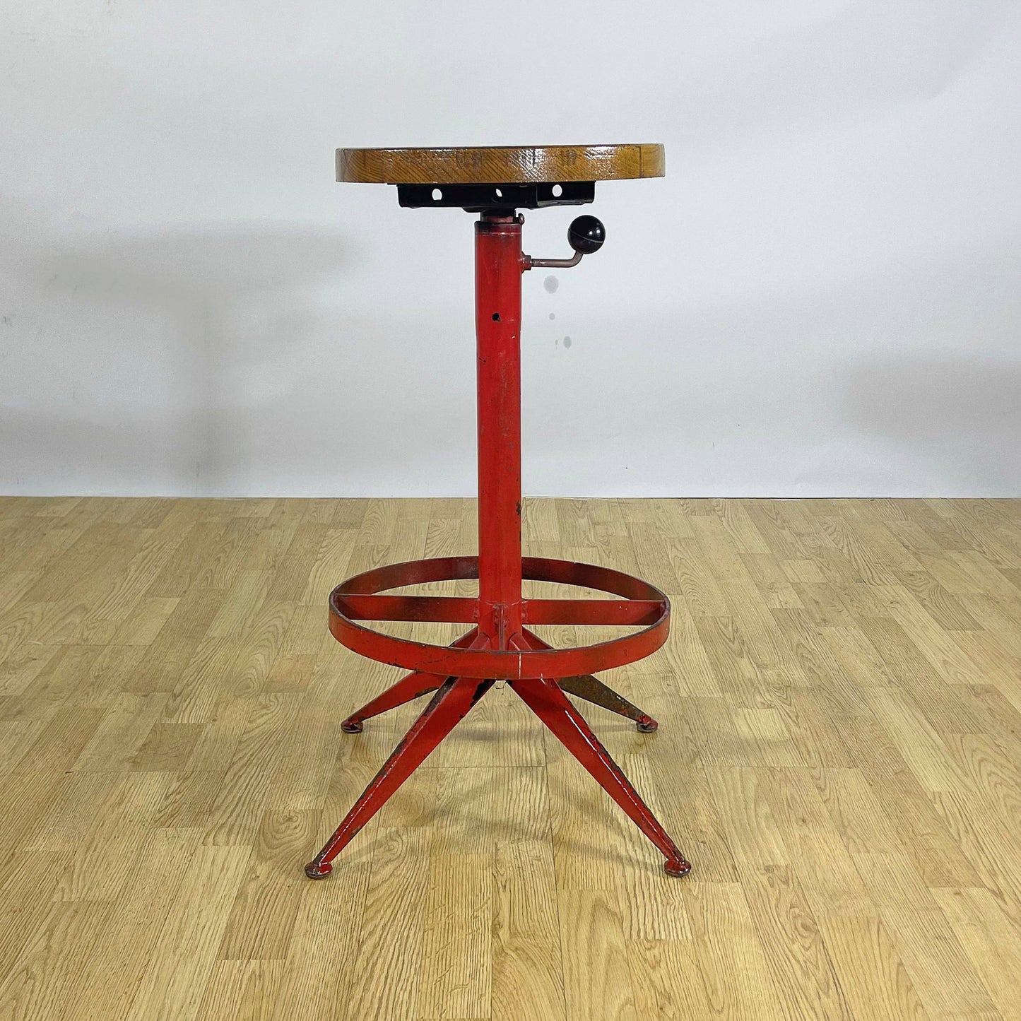 Sgabello girevole in stile Industrial in metallo verniciato rosso e seduta in massello anni 50