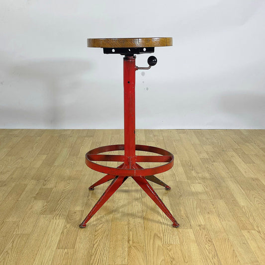 Sgabello girevole in stile Industrial in metallo verniciato rosso e seduta in massello anni 50