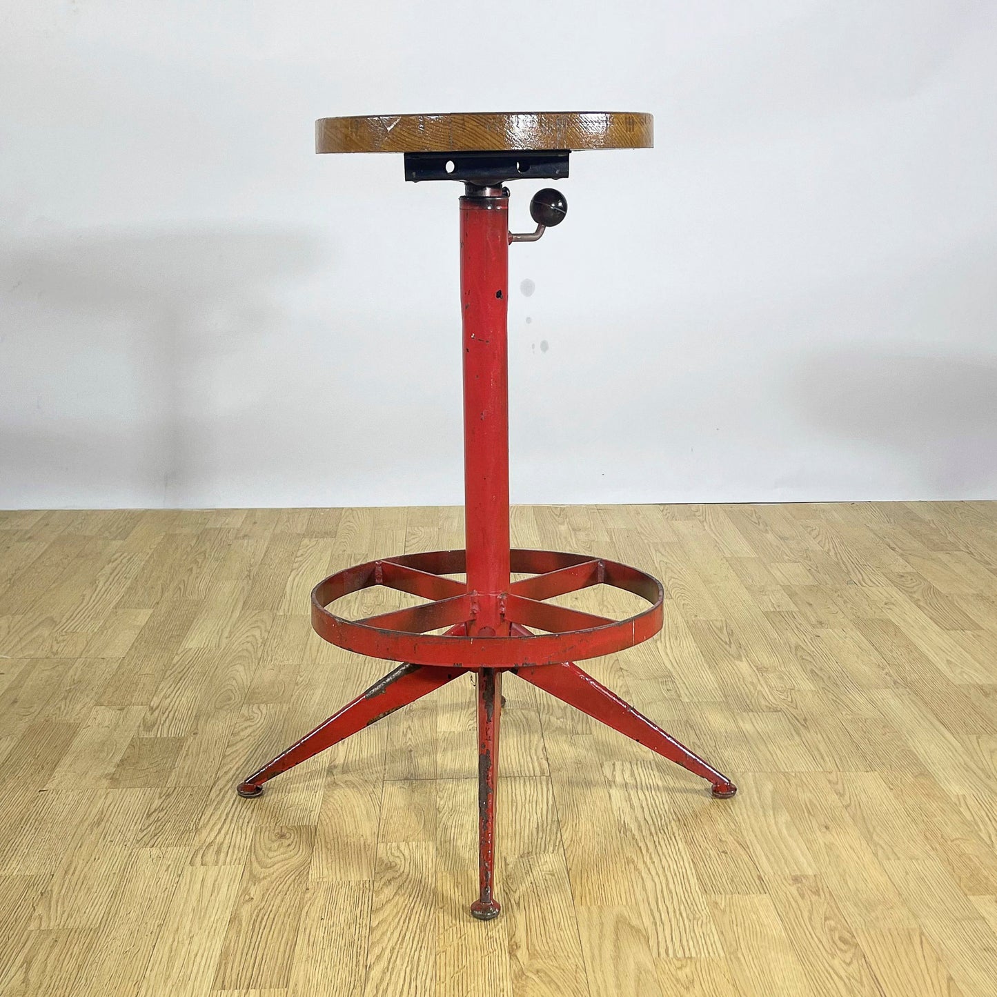 Sgabello girevole in stile Industrial in metallo verniciato rosso e seduta in massello anni 50