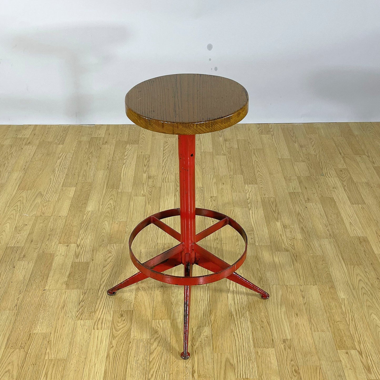 Sgabello girevole in stile Industrial in metallo verniciato rosso e seduta in massello anni 50