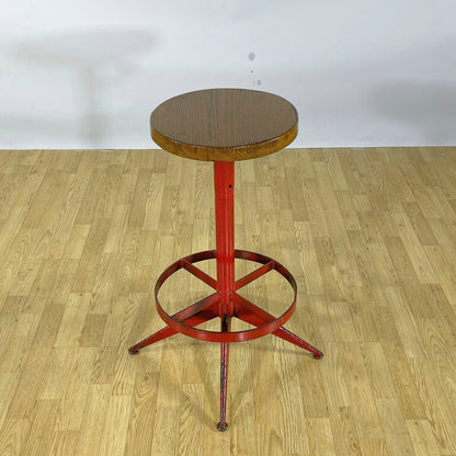 Sgabello girevole in stile Industrial in metallo verniciato rosso e seduta in massello anni 50