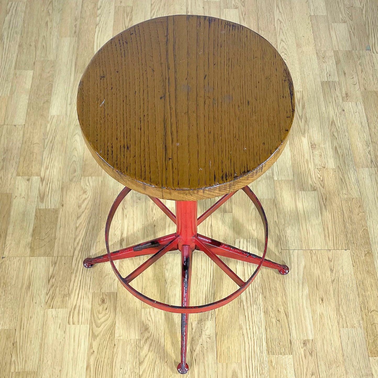 Sgabello girevole in stile Industrial in metallo verniciato rosso e seduta in massello anni 50